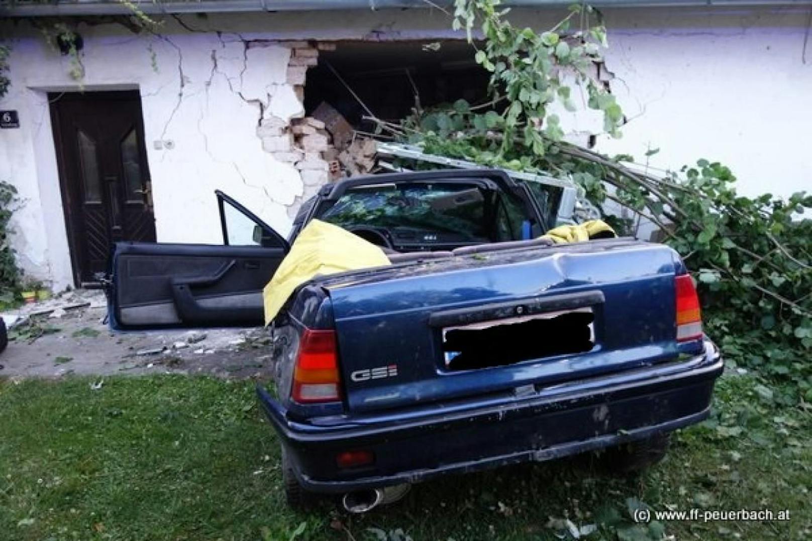 Ein Alkolenker raste mit einem Cabrio in ein Haus (FF Peuerbach)