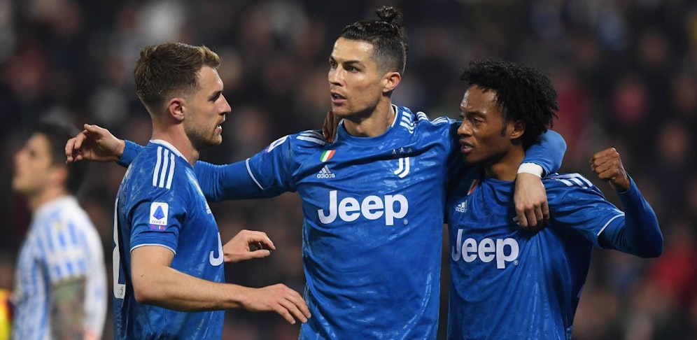 Juve-Star Aaron Ramsey (l.) fürchtet in Lockout-Zeiten um seine Figur. Kollege Ronaldo hätte sicher Tipps parat, wie man auch jetzt fit bleibt. 