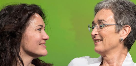 Die Doppelspitze: Bundessprecherin Ingrid Felipe (l.) und die Spitzenkandidatin für die Nationalratswahl Ulrike Lunacek. 