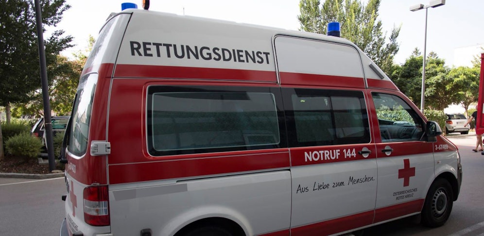 Das Mädchen wurde ins Krankenhaus gebracht.