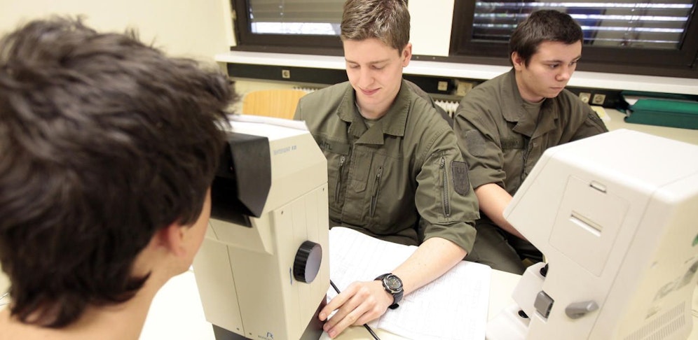 Ein junger Mann während eines Sehtests anlässlich seiner Musterung in der Wiener Stellungskommission. Stellungen fallen vorübergehend aufgrund des Coronavirus aus.
