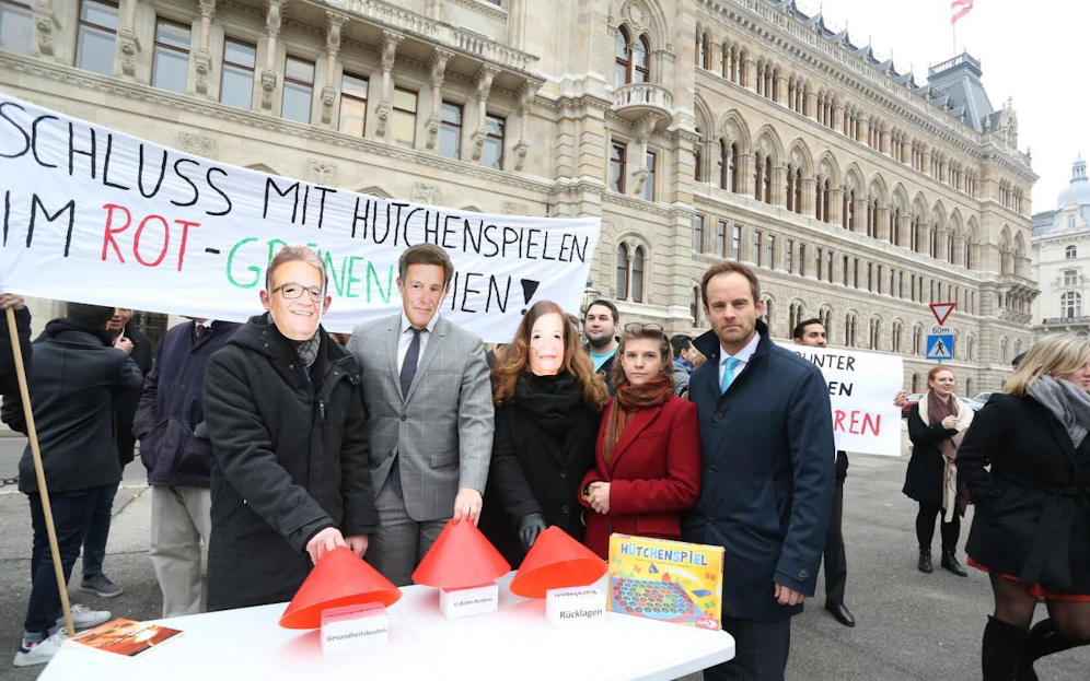 VP-Klubchefin Elisabeth Olischar (2.v.r.) und VP-Stadtrat Markus Wölbitsch (r.) kritisieren - mit den "falschen" SPÖ-Stadträten Peter Hacker, Peter Hanke und Ulli Sima (v.l.n.r.)  die "Hütchenspielertricks" von Rot-Grün.