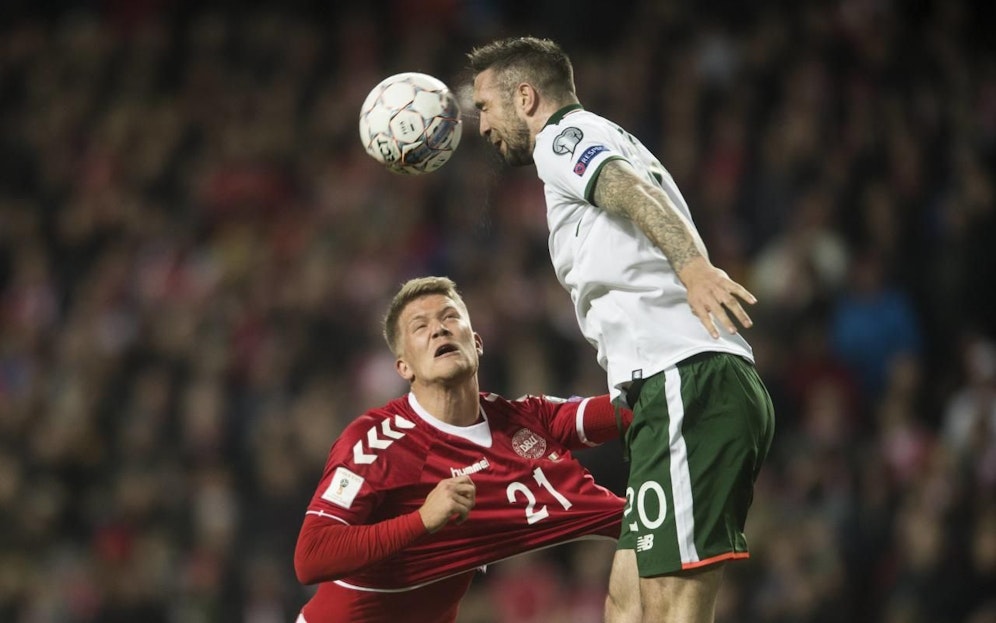 Shane 'Duffy klärt gegen Andreas Cornelius.