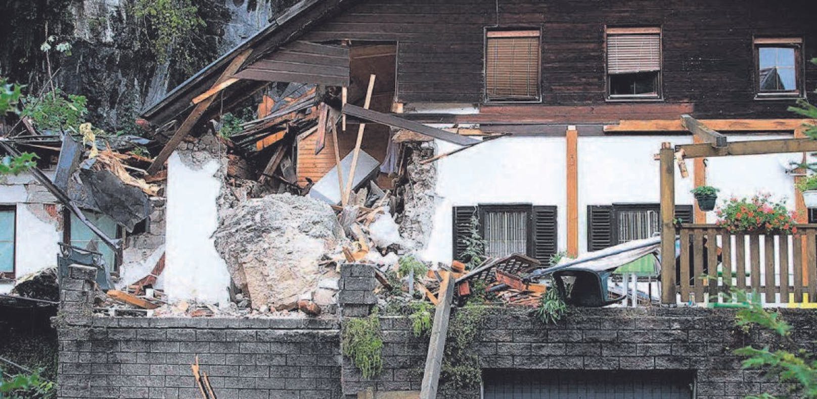 Ein 10-Tonnen-Fels stürzte 2014 auf dieses Haus in Obertraun, jetzt wird es abgerissen.