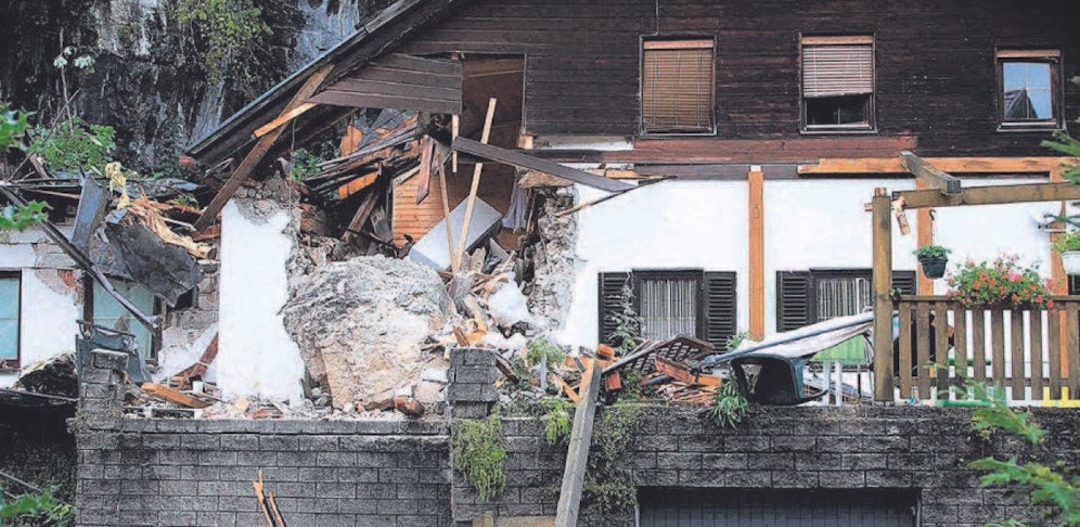 Ein 10-Tonnen-Fels stürzte 2014 auf dieses Haus in Obertraun, jetzt wird es abgerissen.