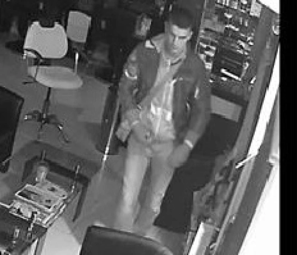 Die Polizei sucht nach diesem Verdächtigen. Hinweise bitte an: 01/31 310-62 800