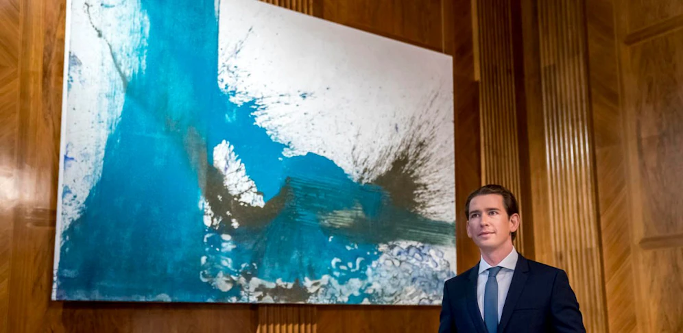 Sebastian Kurz vor einem Bild von Blut-Künstler Nitsch (ohne Blut).