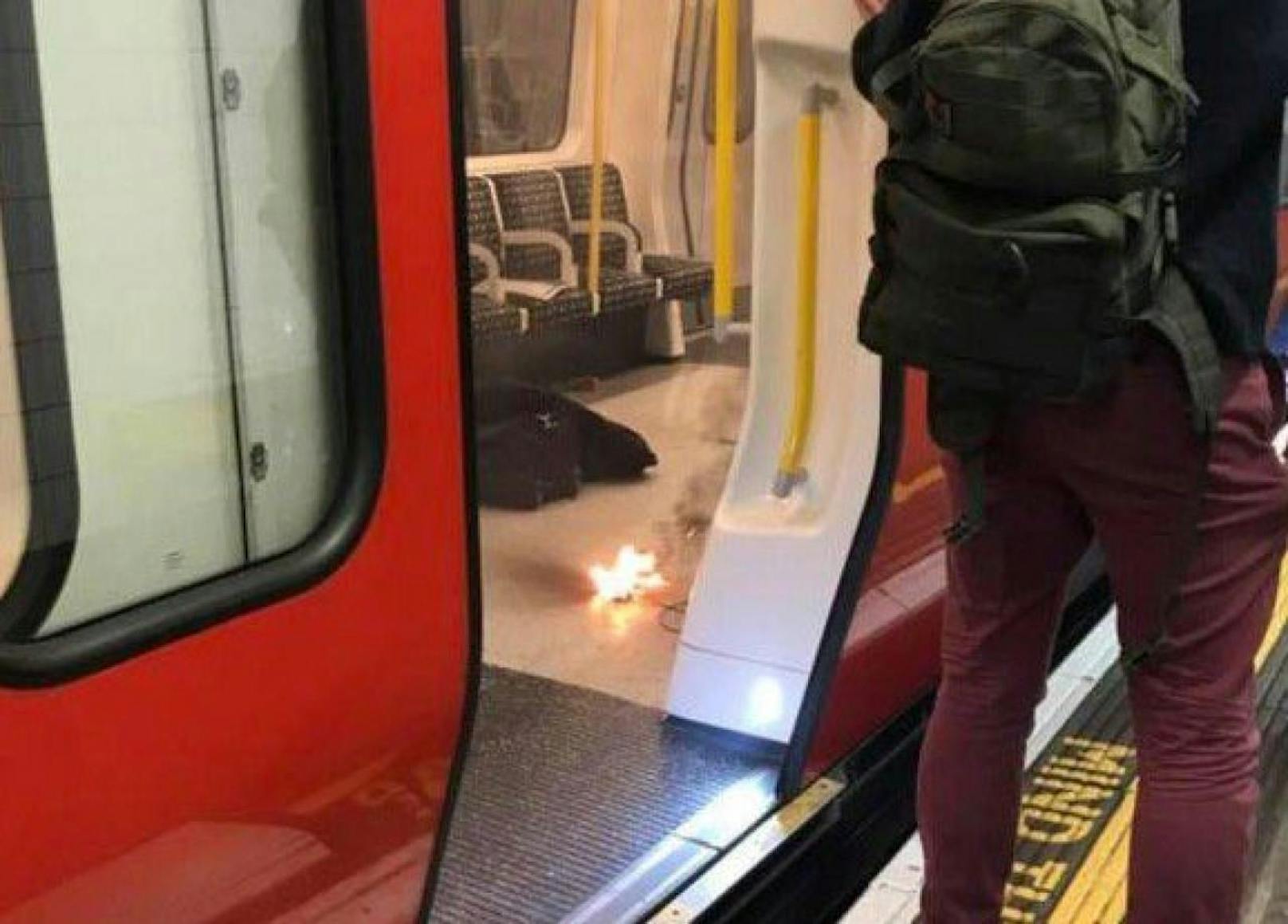Ein überhitztes Ladegerät explodierte in einer Londoner U-Bahn.