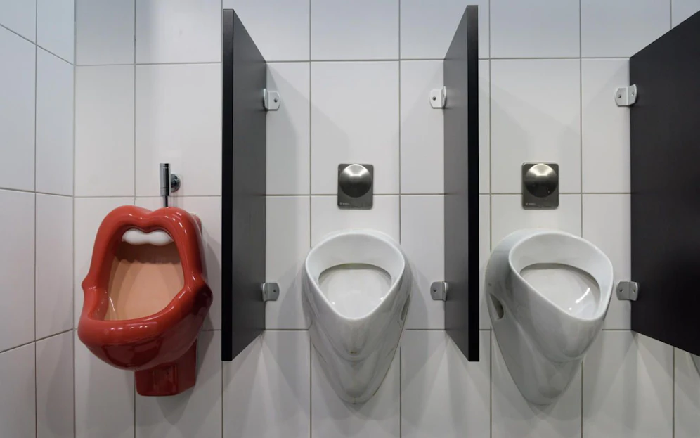 Ein Pissoir in Form eines offenen Mundes: Das Modell namens "Küsse!" wurde 2004 von dem Niederländer Meike van Schjindel designed. Symbolfoto