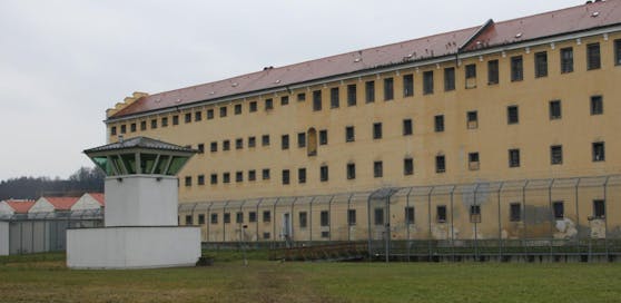 Aus dem Gefängnis in Garsten heraus bedrohte der Häftling seine Ex-Freundin.