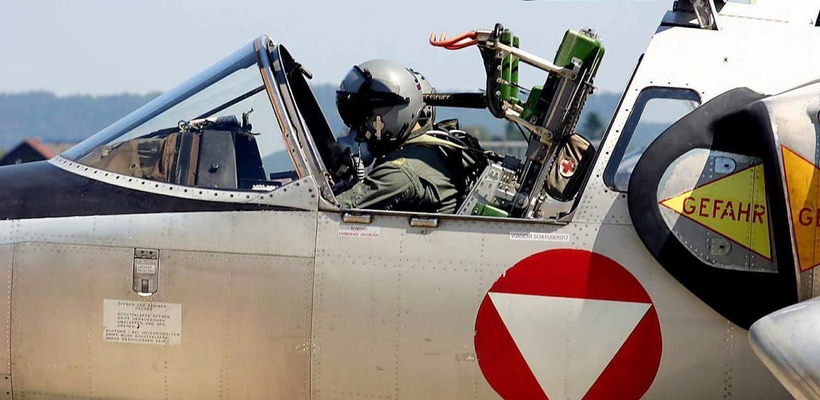 Im Bild: ein Pilot der Luftwaffe im Cockpit einer Saab 105.