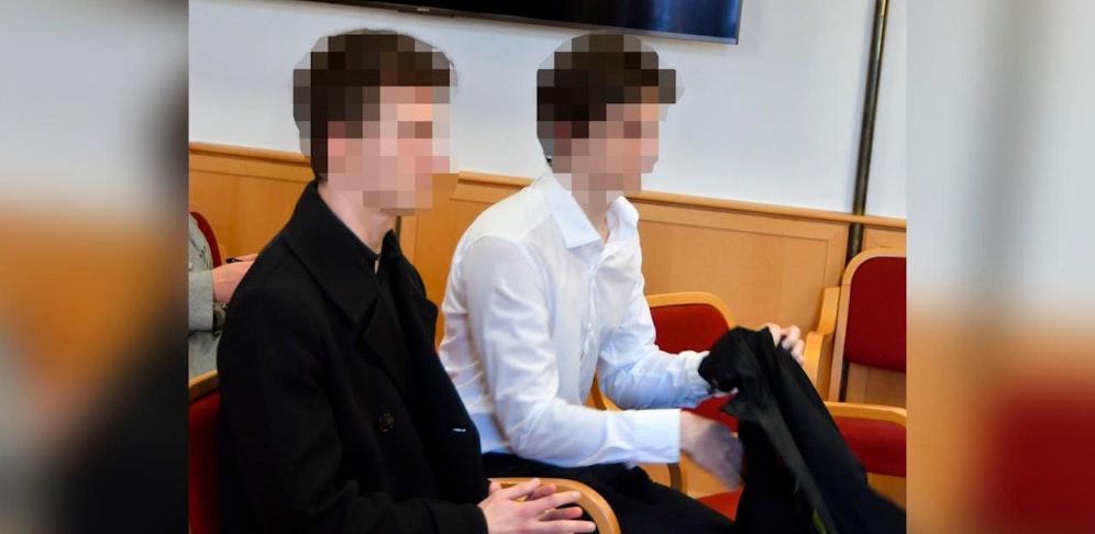 Die beiden Angeklagten sollen zahlreiche Ausweise gefälscht und verkauft haben.