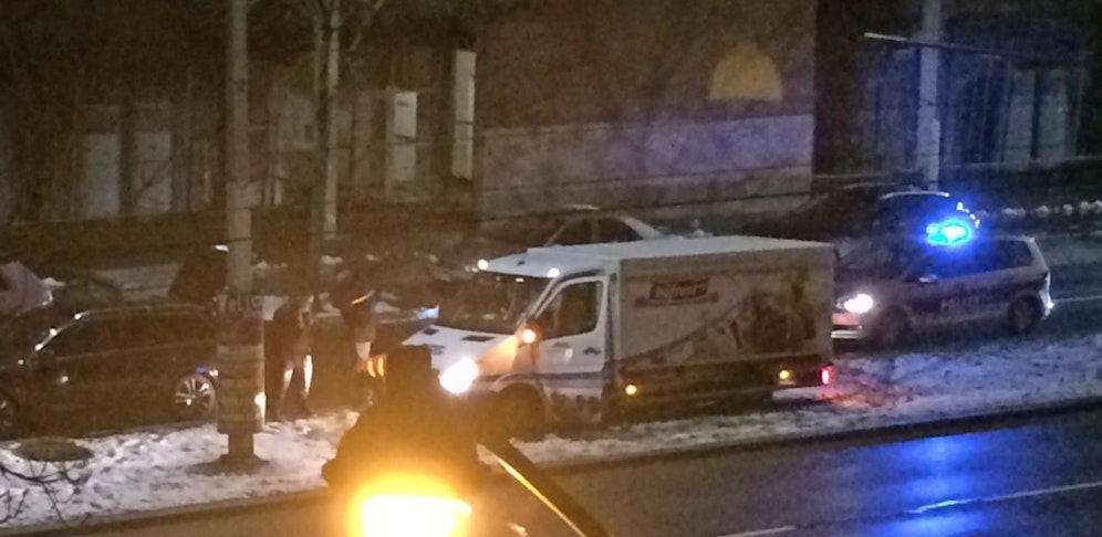 Ein Bofrost-Lieferant blieb mit seinem Fahrzeug am frisch angezuckerten Grünstreifen stecken.