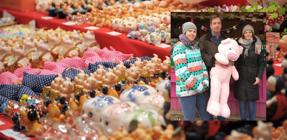 Harald Blaschek (Mi.) mit zwei seiner Mitarbeiterinnen am Verkaufsstand für Glücksbringer.