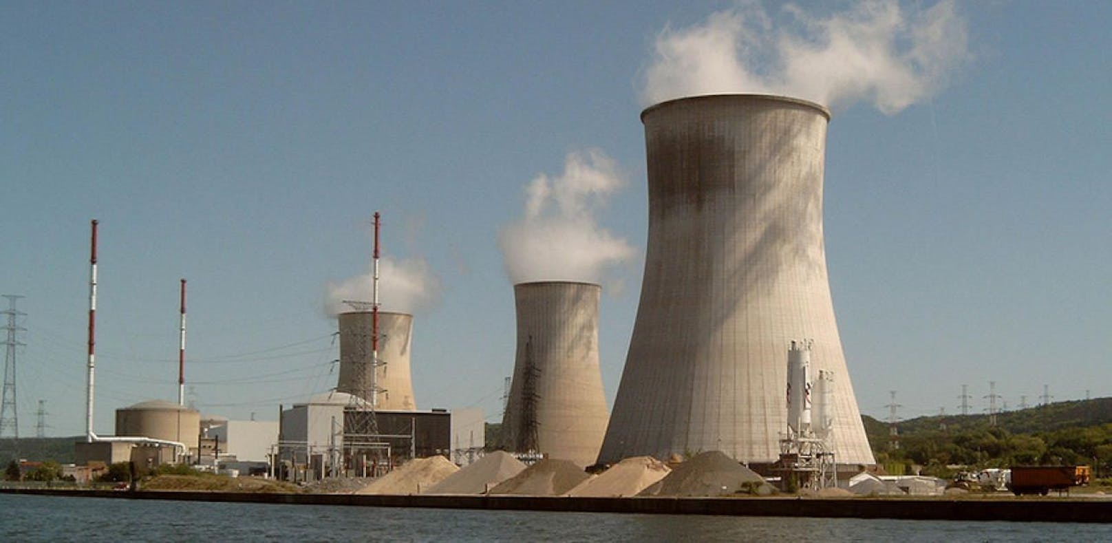 Blick auf ein Kernkraftwerk mit seinen Kühltürmen.