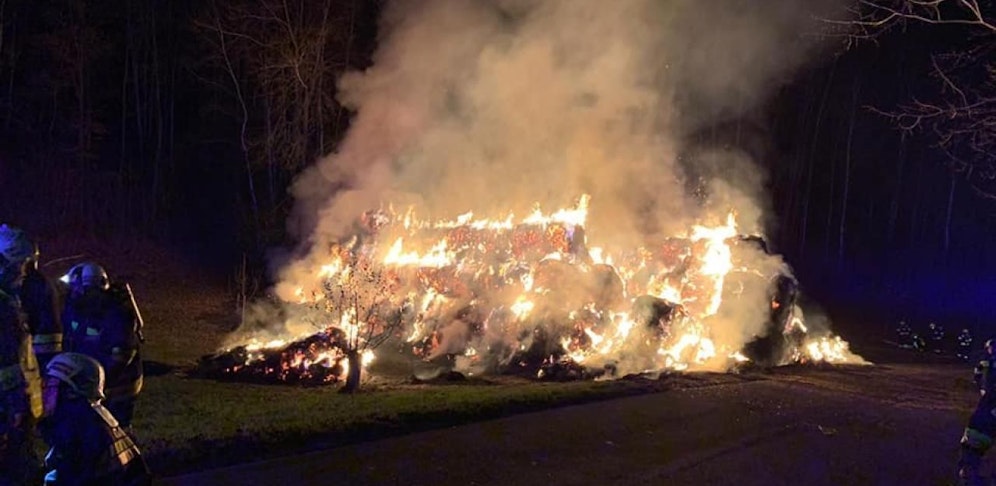 Strohballen standen Sonntagabend in Flammen.