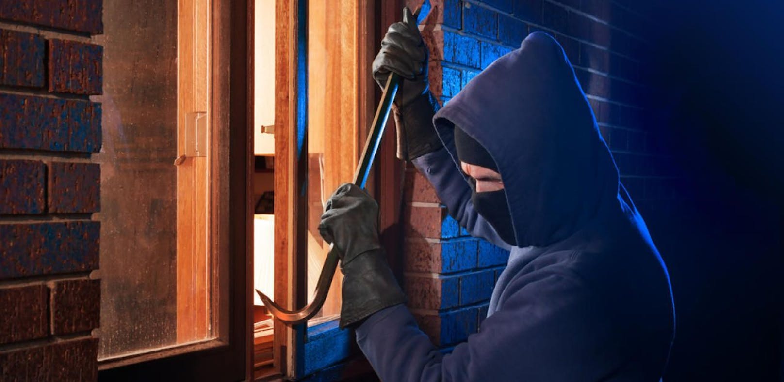 Über die Haustüre und Fenster wollen sich die Einbrecher häufig Zugang verschaffen (Symbolbild). 
