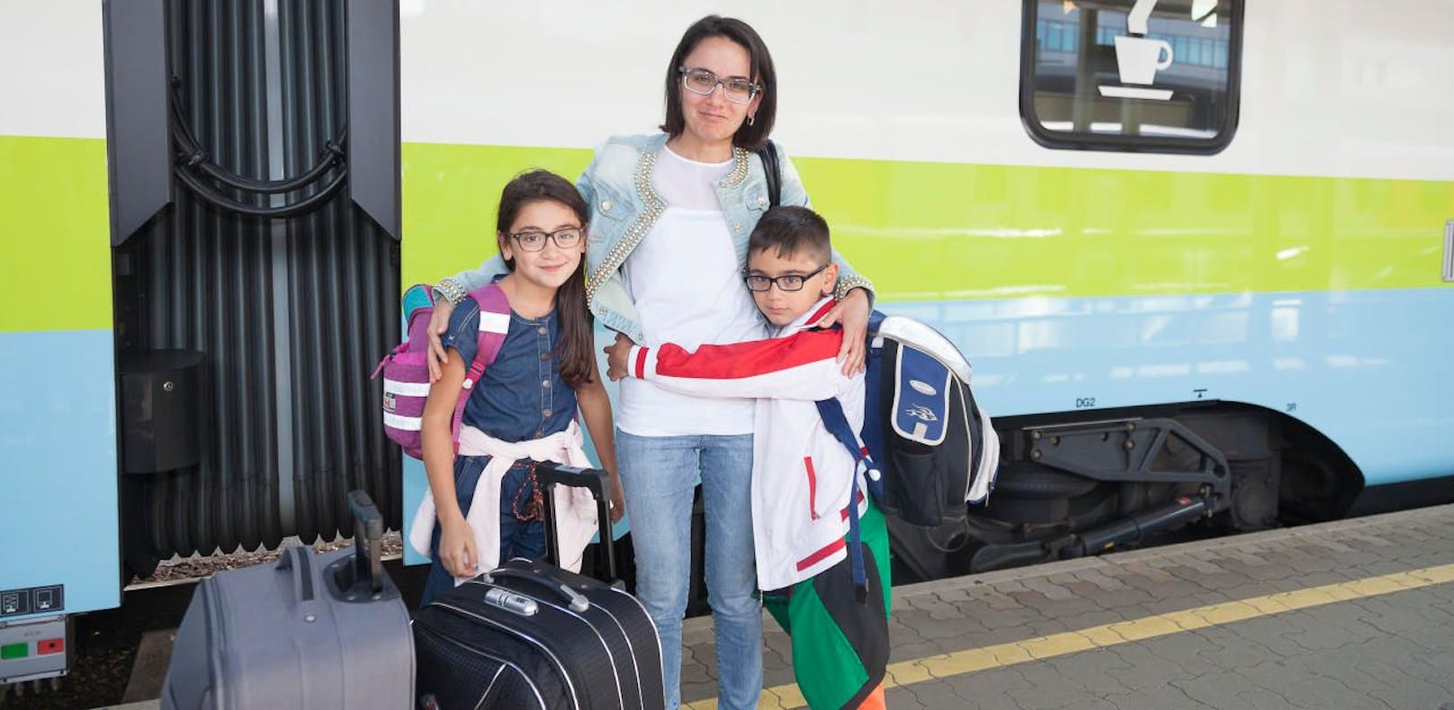 Narine und ihre beiden Kinder bei der Ankunft am Bahnhof.
