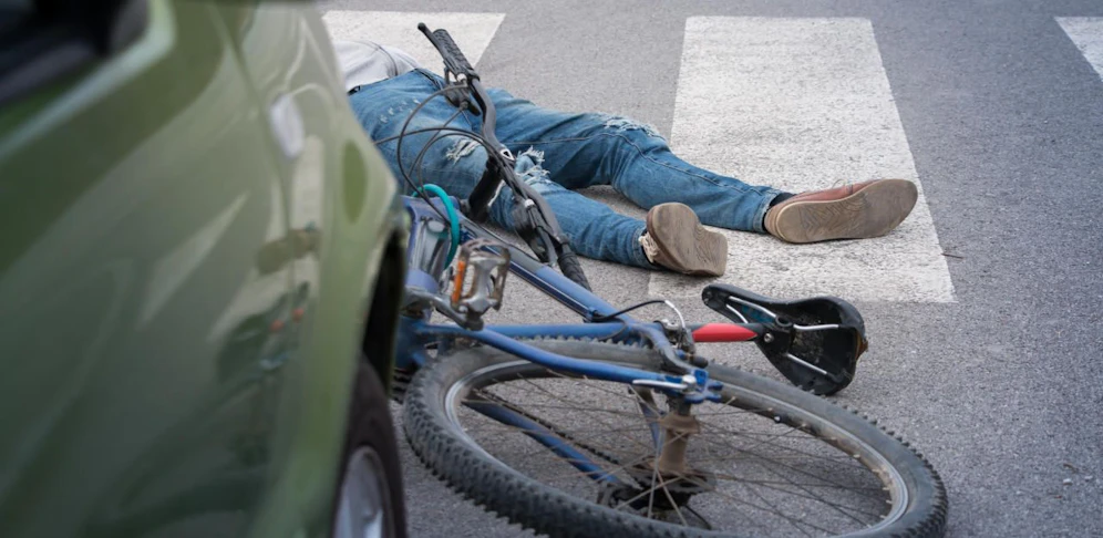 Der Bub wurde von einer aufgehenden Autotüre gerammt, stürzte und wurde verletzt.
