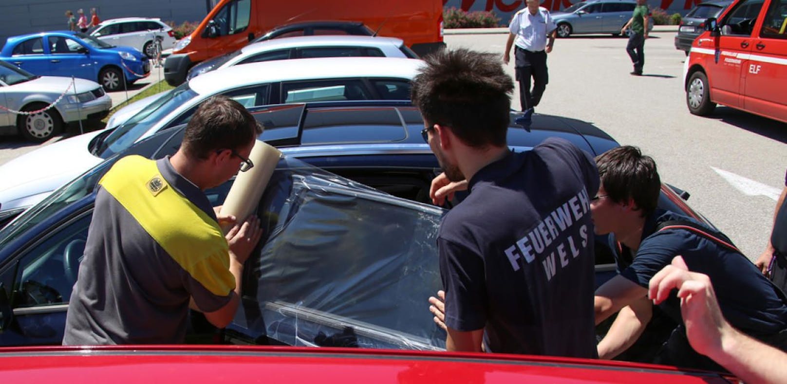 ÖAMTC-Mitarbeiter und die Feuerwehr befreien immer öfter Kinder aus versperrten Autos.