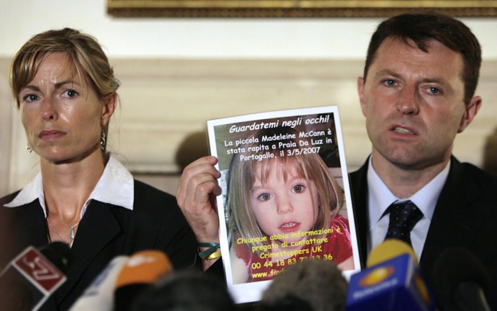Die Eltern Gerry und Kate McCann mit einem Foto der verschwundenen Maddie.