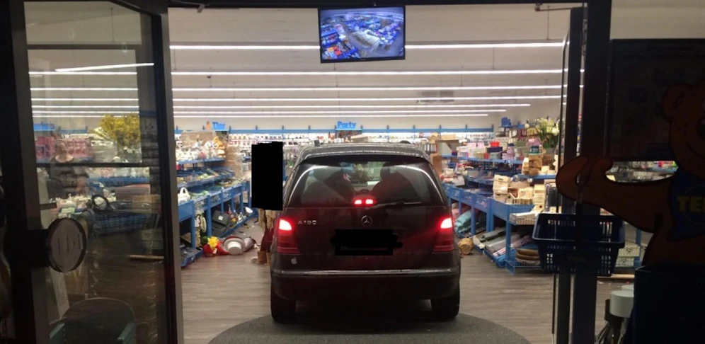 Ein Glück: Die Türen standen offen, kein Glas ging zu Bruch.