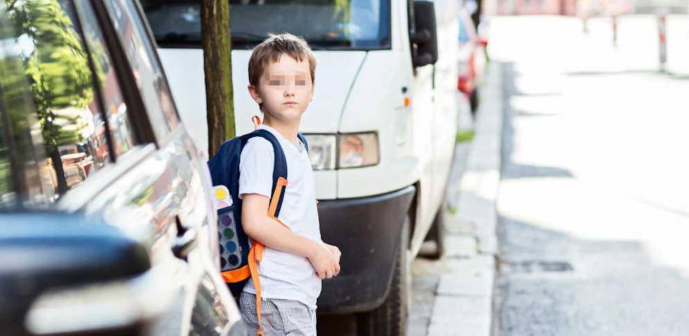 Das Kind wollte zwischen zwei geparkten Autos die Straße überqueren