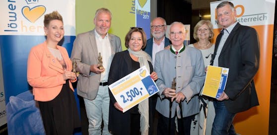 Sozialpreis-Verleihung &quot;Löwenherz&quot;: Landeshauptfrau-Stellvertreterin Karin Renner mit allen Erstplatzierten. 