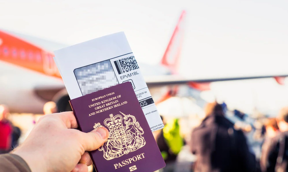 Eine Gruppe Flugreisender aus Großbritannien beim Boarding eines Flugzeuges. Symbolfoto.
