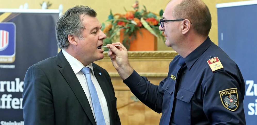 FPÖ-Politiker beim Drogentest: Landesrat Steinkellner mit Verkehrspolizei-Chef Scherleitner
