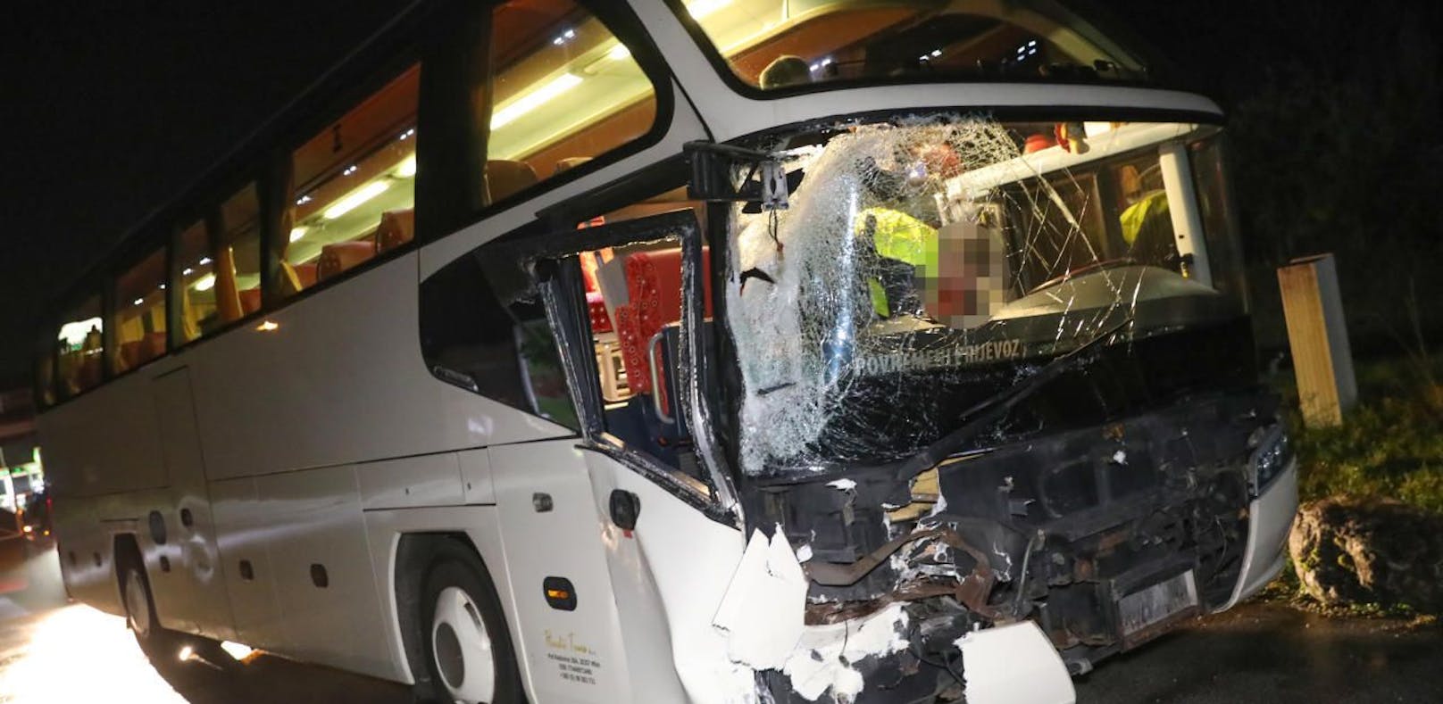 Notarzt und Reisebus in Autobahn-Crash verwickelt