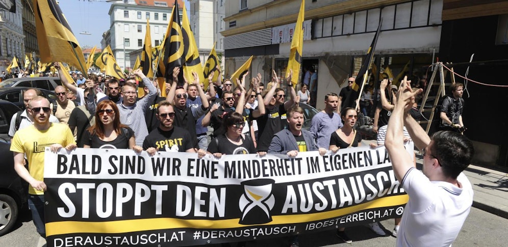 Ein Aufmarsch der rechtsextremen "Identitären" in Wien im Jahre 2015. Die rechte Verschwörungstheorie vom "Großen Austausch" ist ein zentrales Element der Ideologie des Christchurch-Attentäters.