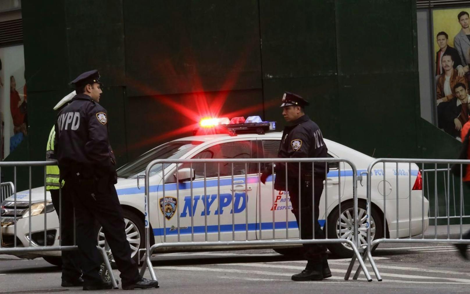 In New York wird gegen zwei Beamte ermittelt, die eine Frau (18) im Streifenwagen missbraucht haben sollen (Symbolbild).