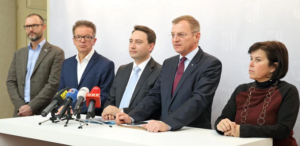 v.l.: Landespolizeidirektor Andreas Pilsl, LR Rudolf Anschober, LH-Stellvertreter Manfred Haimbuchner, LH Thomas Stelzer und Landesrätin Birgit Gerstorfer bei der Pressekonferenz nach dem Sicherheitsgipfel Montagabend