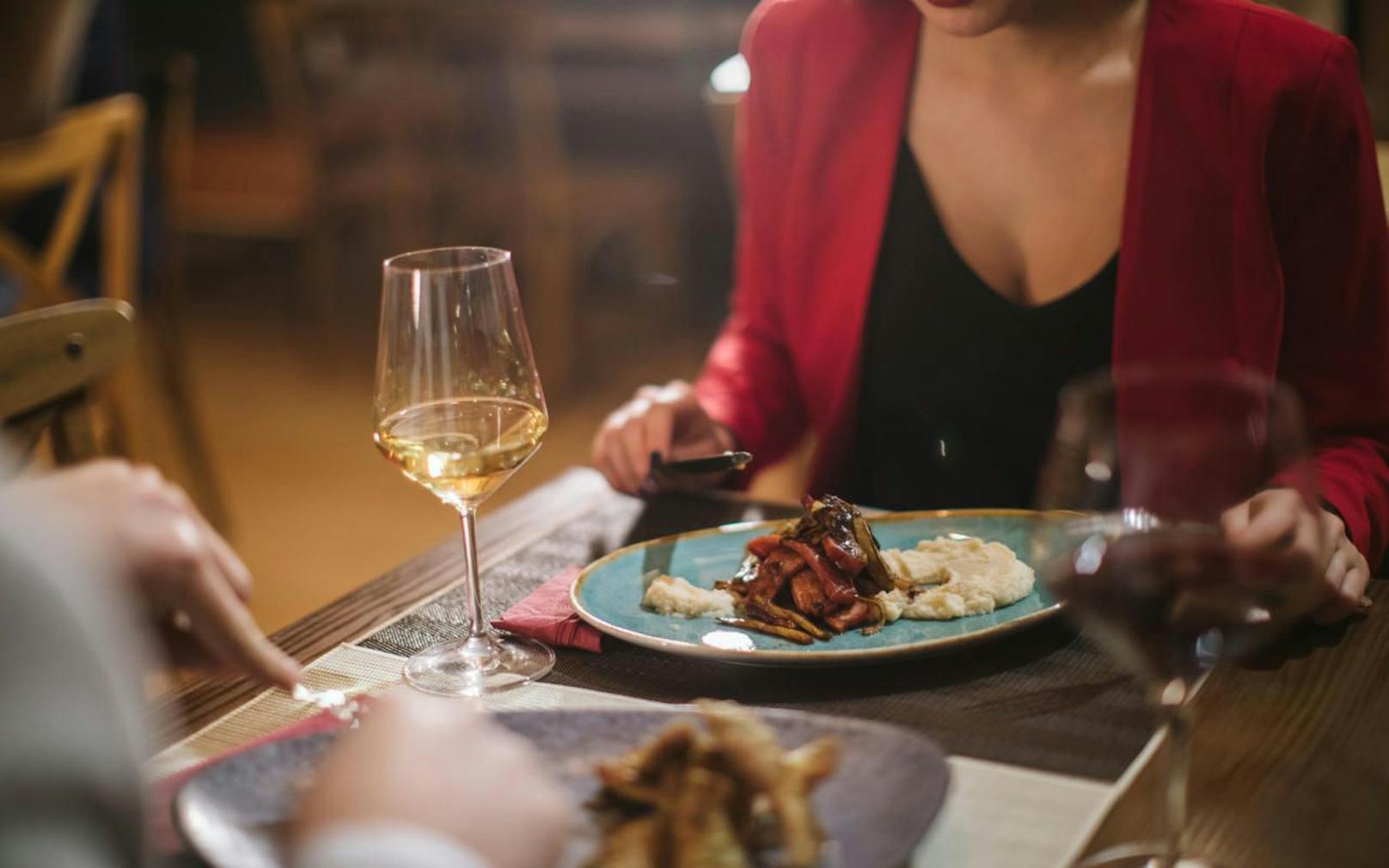 Ein romantisches Ambiente beim Abendessen kann teilweise einen begrenzten, jäh unterbrochenen Zeitraum haben. Die Gastronomen haben gute Gründe für ihre Time Slots. 