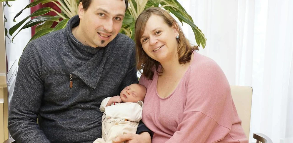 Die stolzen Eltern mit ihrem Julian.