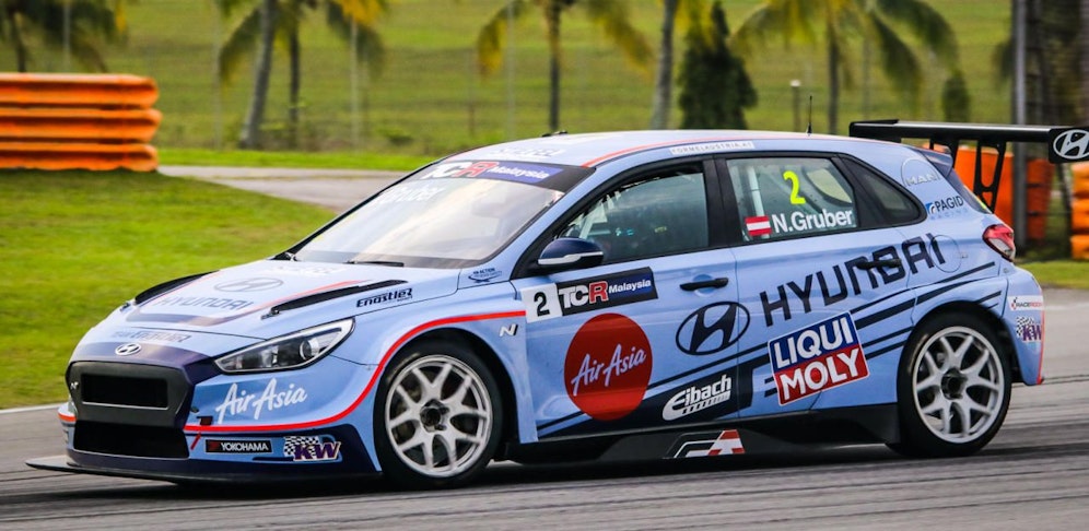Der 18-jährige Oberösterreicher Nico Gruber gewinnt an seinem Debütwochenende gleich den zweiten Lauf der TCR Malaysia am Sepang Circuit