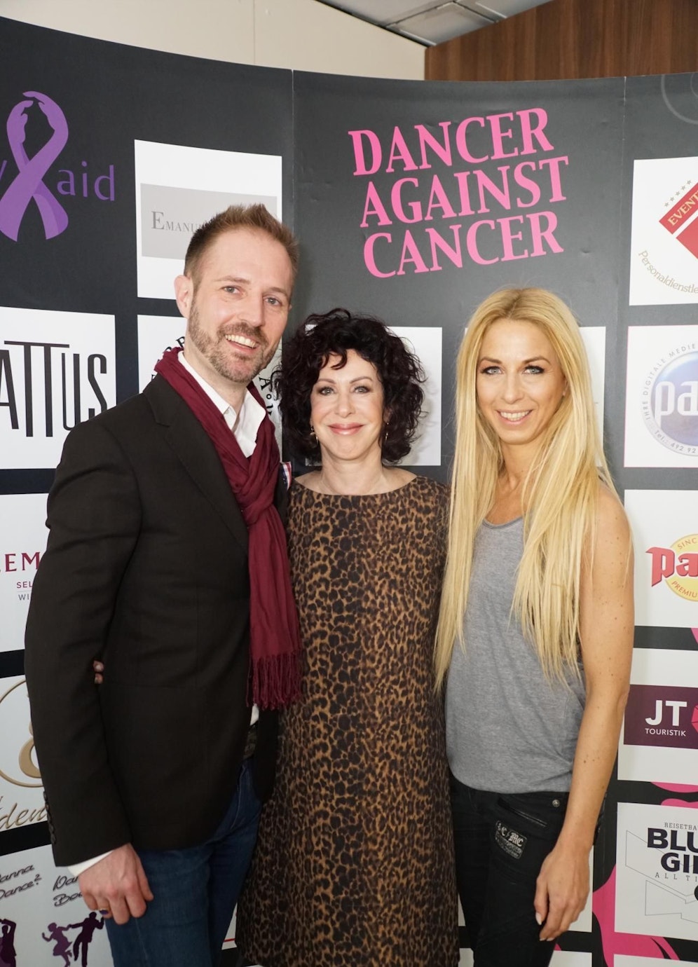 DaC-Veranstalter Matthias Urrisk und Yvonne Rueff mit Preisträgerin Susan Posnick                           