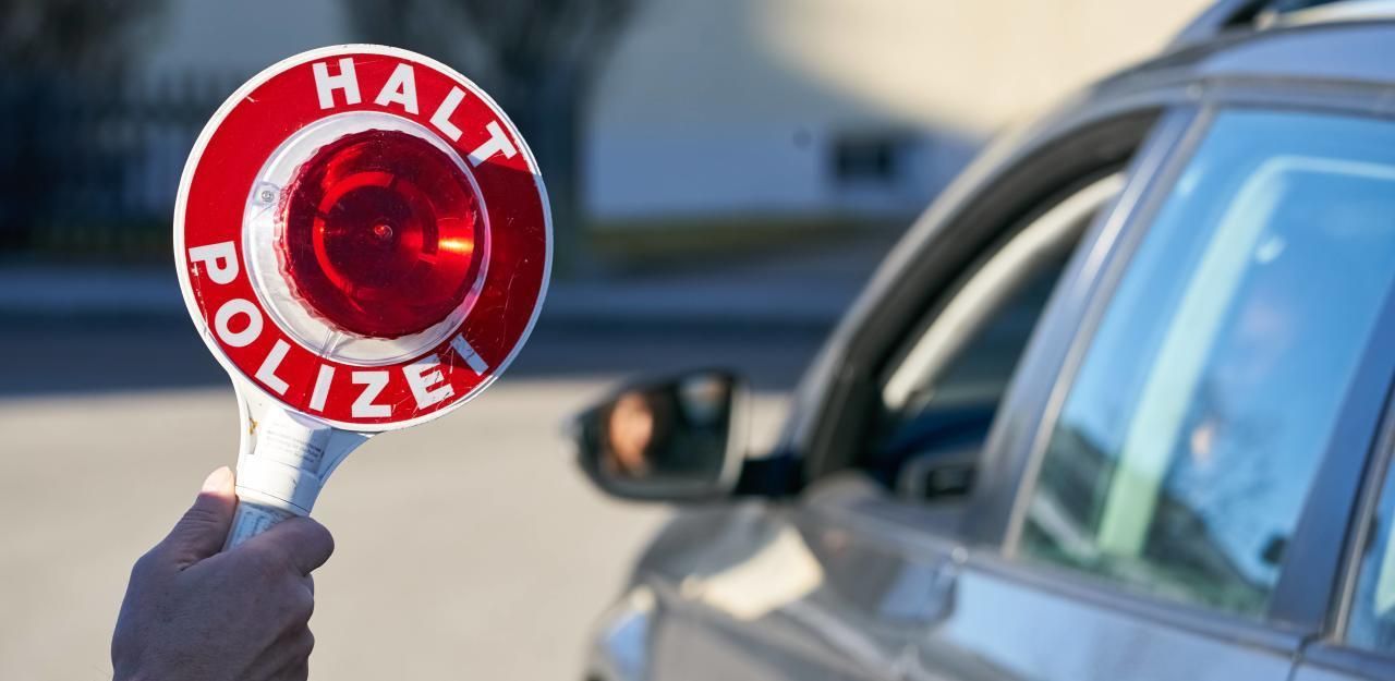 Bei einer Polizeikontrolle flog auf, dass der Lenker 16 Jahre ohne Führerschein fuhr.