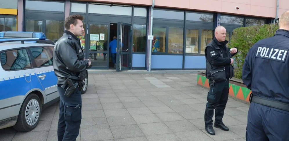 Polizeibeamte beim Einsatz in einer Schule. (Symbol)