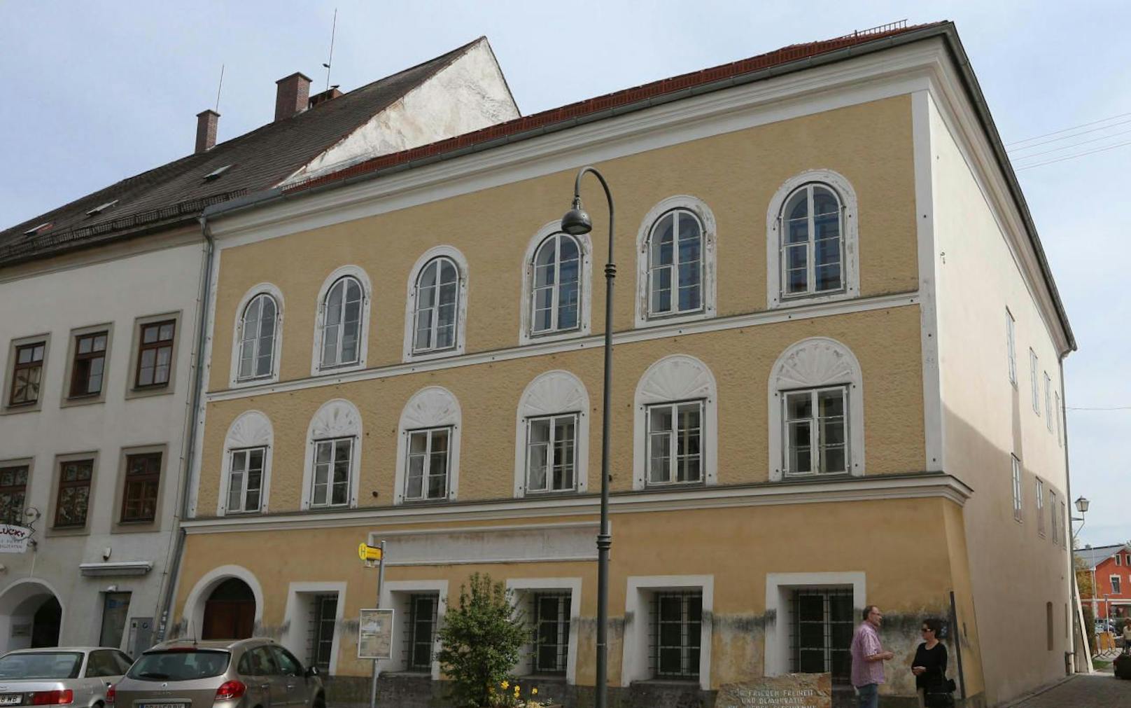 Das Geburtshaus von Adolf Hitler in Braunau am Inn ist seit Jahren Gegenstand juristischer Auseinandersetzungen zwischen der Republik Österreich und der Eigentümerin Gerlinde P.