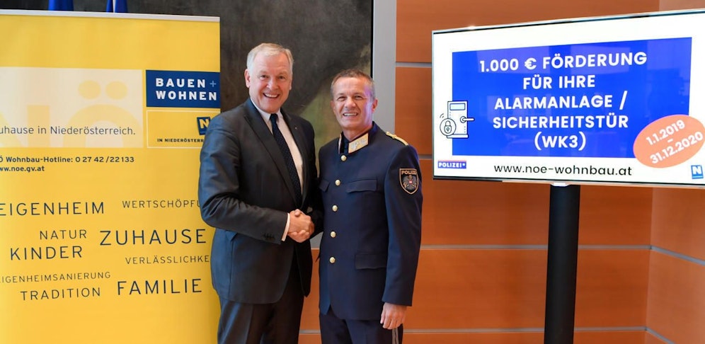 Martin Eichtinger und Interims-Polizeichef Franz Popp freuen sich über eine neuerliche Aktion "Sicheres Wohnen".