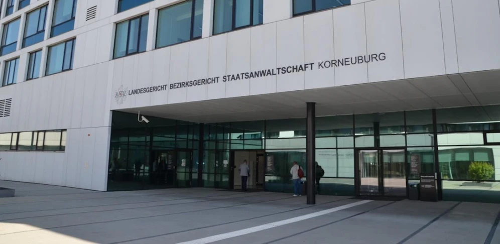 Der 76-Jährige musste heute in Korneuburg auf die Anklagebank.