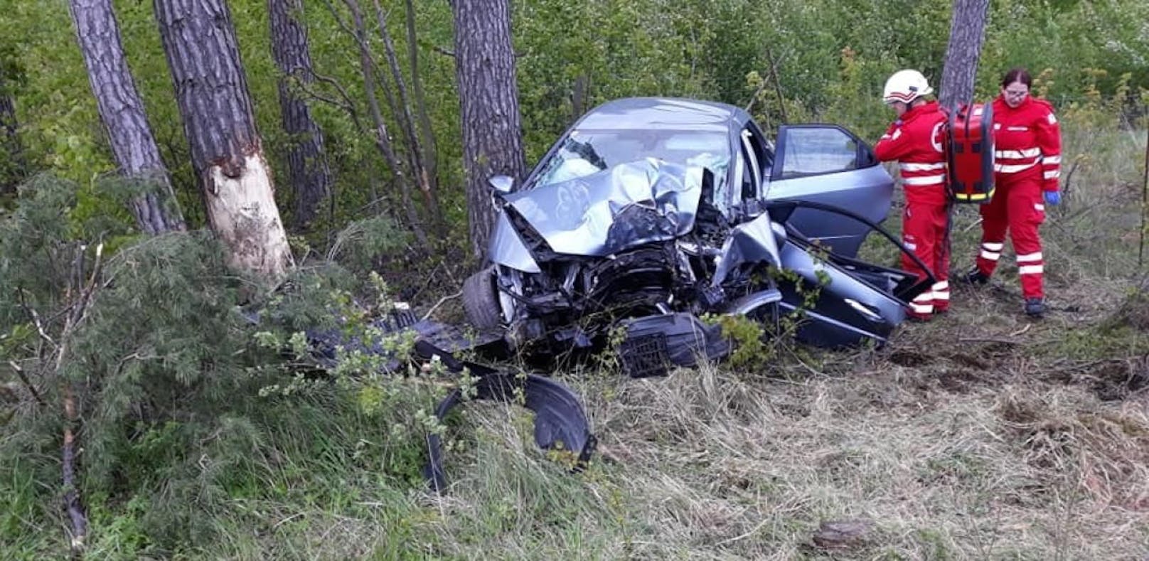 Pkw-Lenker krachte mit Auto frontal gegen Baum