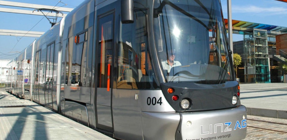 Die Pensionistin wurde von einer Straßenbahn erfasst und verletzt.