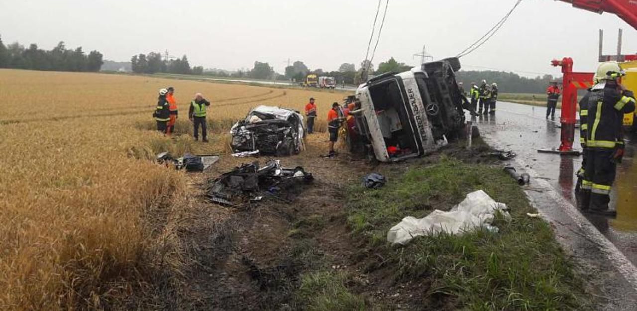 Heute.at - Gegen Lastwagen: Beifahrerin wird getötet