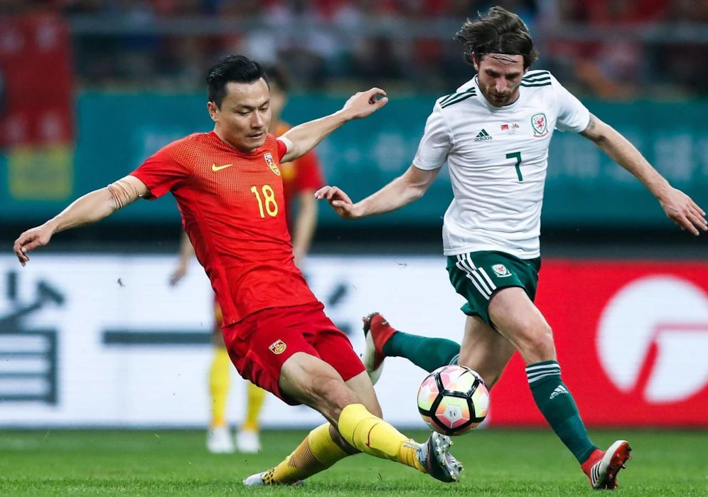 Gao Lin (l.) versteckte sein Tattoo gegen Wales unter einem Verband.