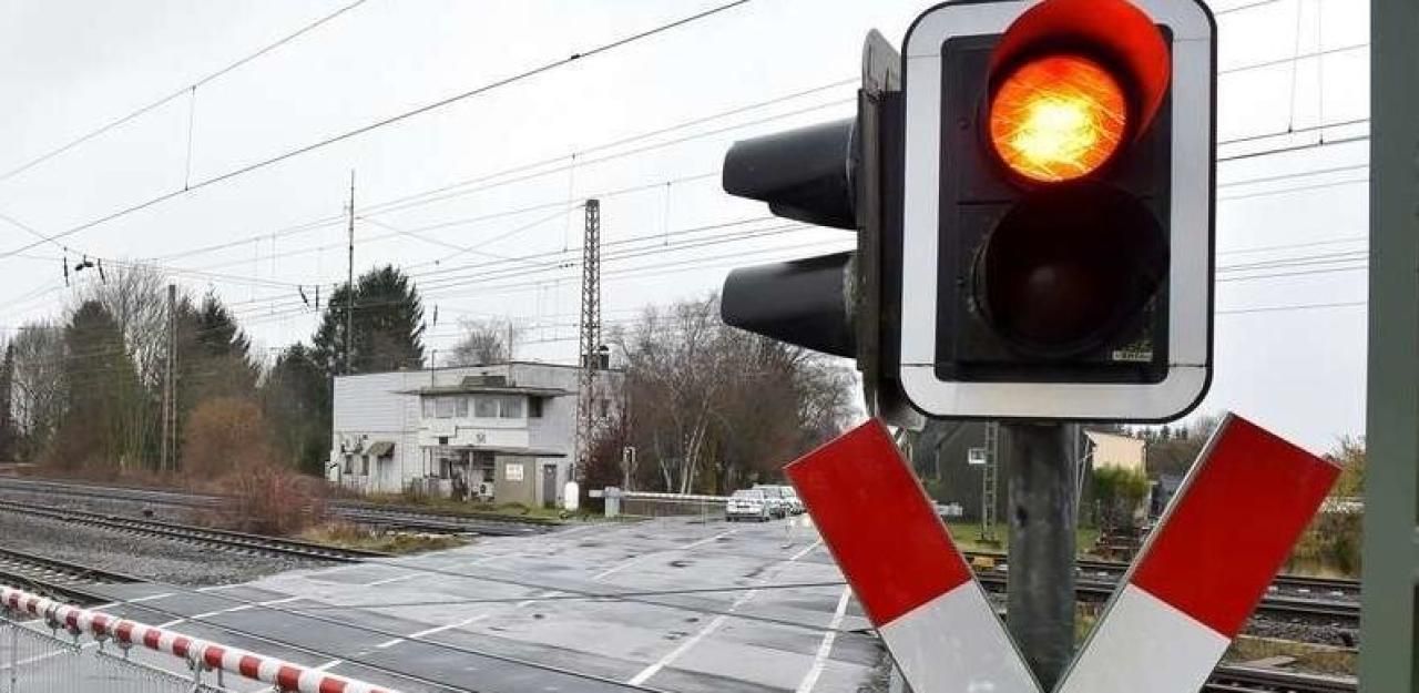 Heute.at - Mann auf Bahnübergang von Zug überfahren