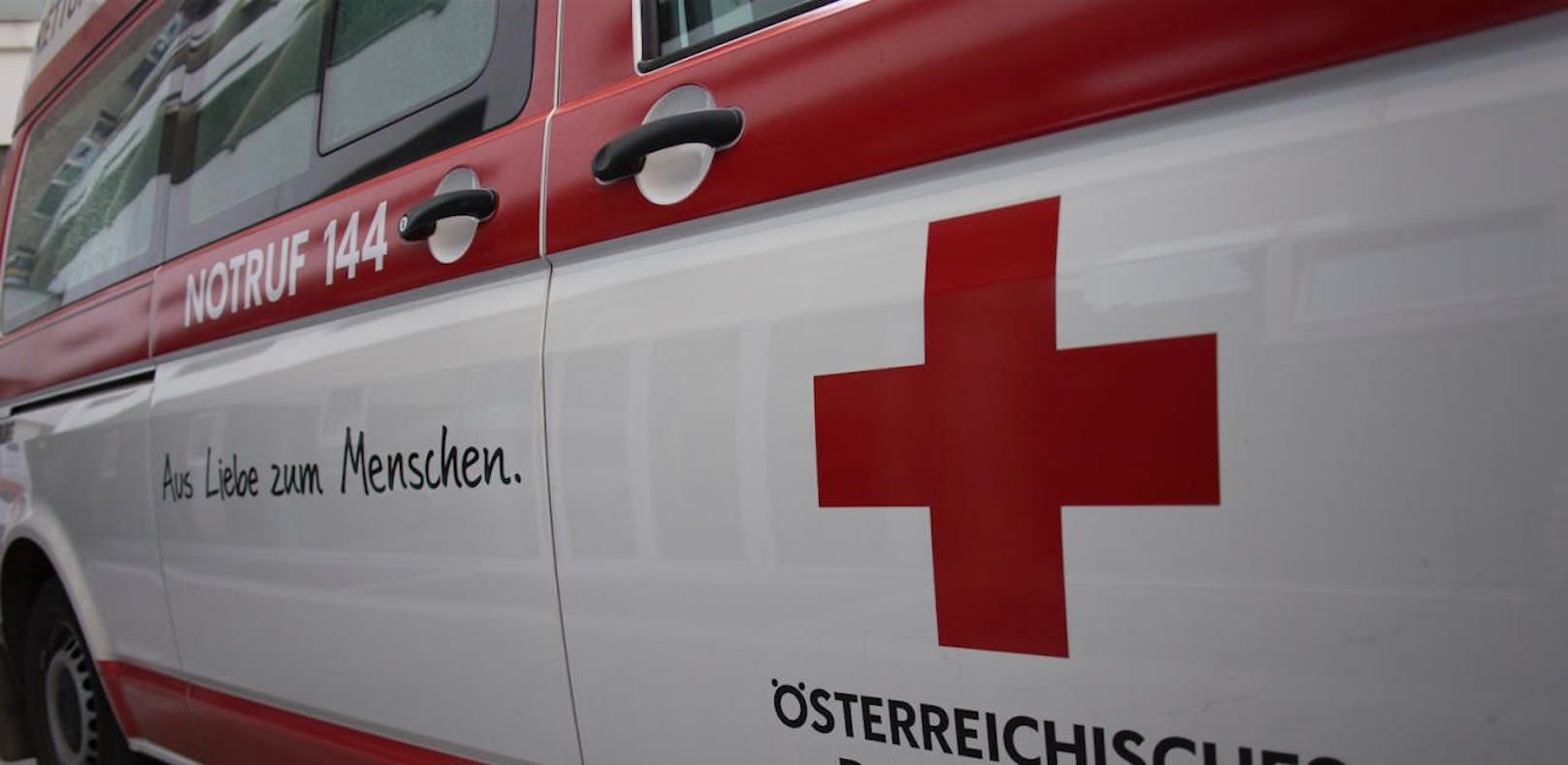 Die Frau musste mit der Rettung in die Innsbrucker Klinik gebracht werden. Symbolbild.&nbsp;