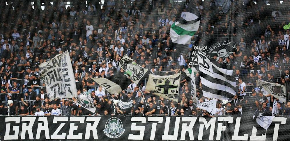 Eine Fangruppe des SK Sturm Graz sorgt mit Danksagungsplakaten für Rührung. 